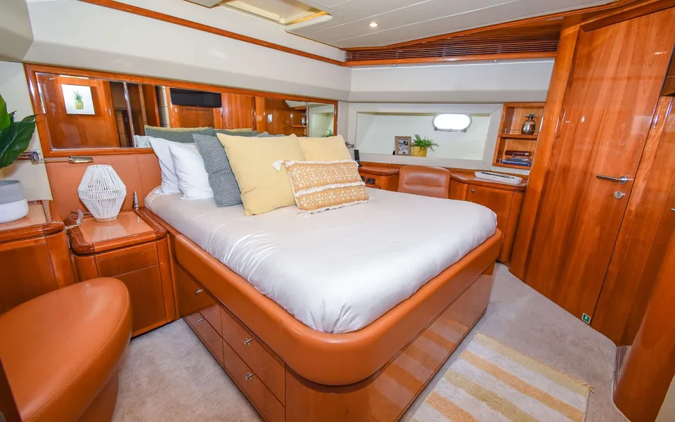 Ferretti Yachts 881
