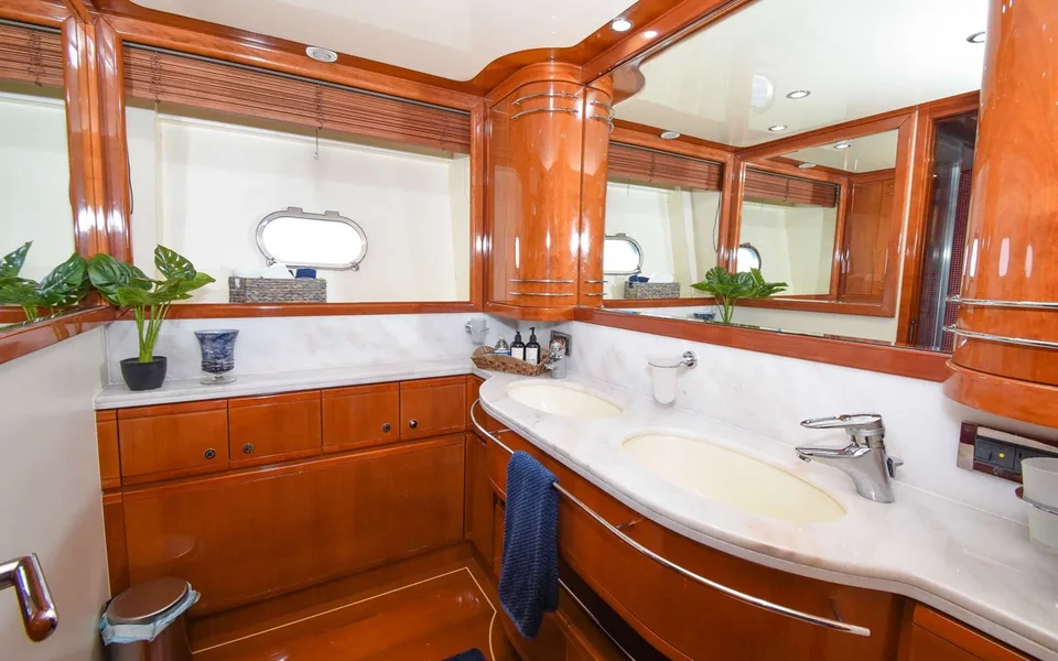 Ferretti Yachts 881