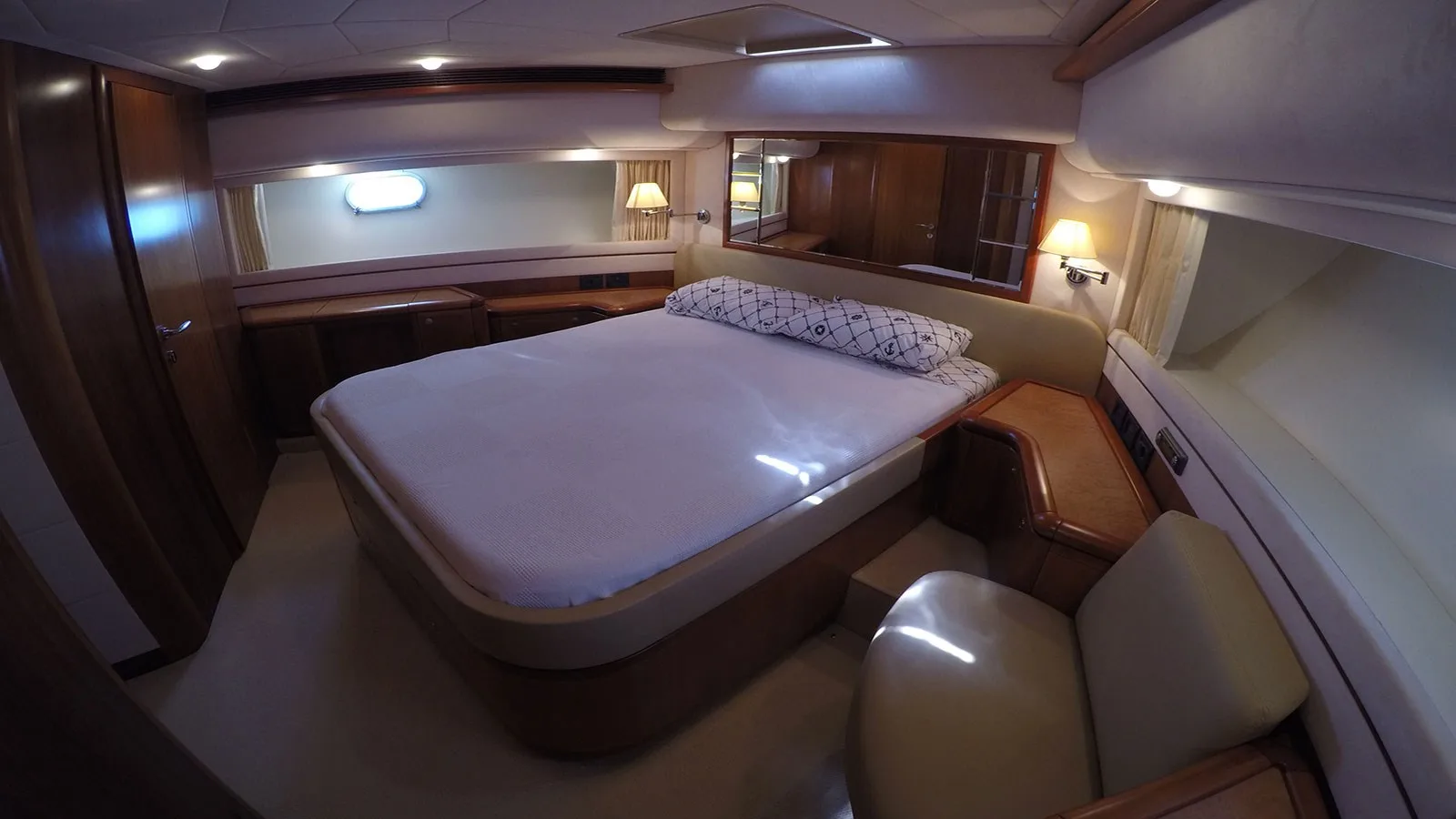 Ferretti Yachts 830