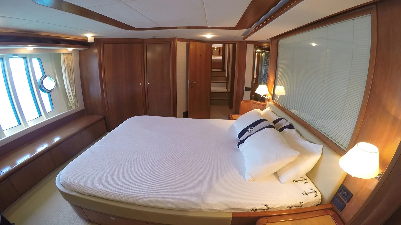 Ferretti Yachts 830