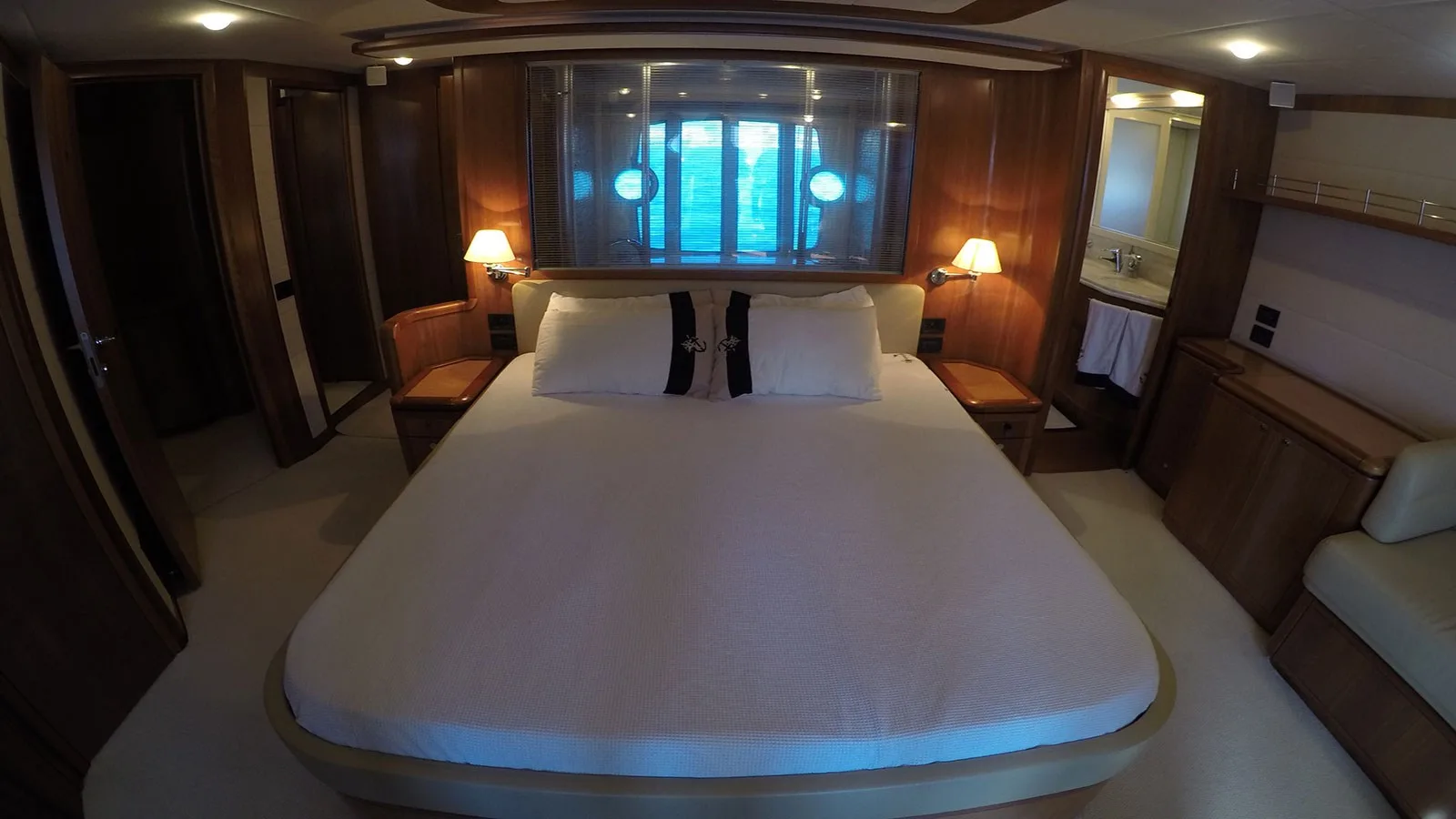 Ferretti Yachts 830
