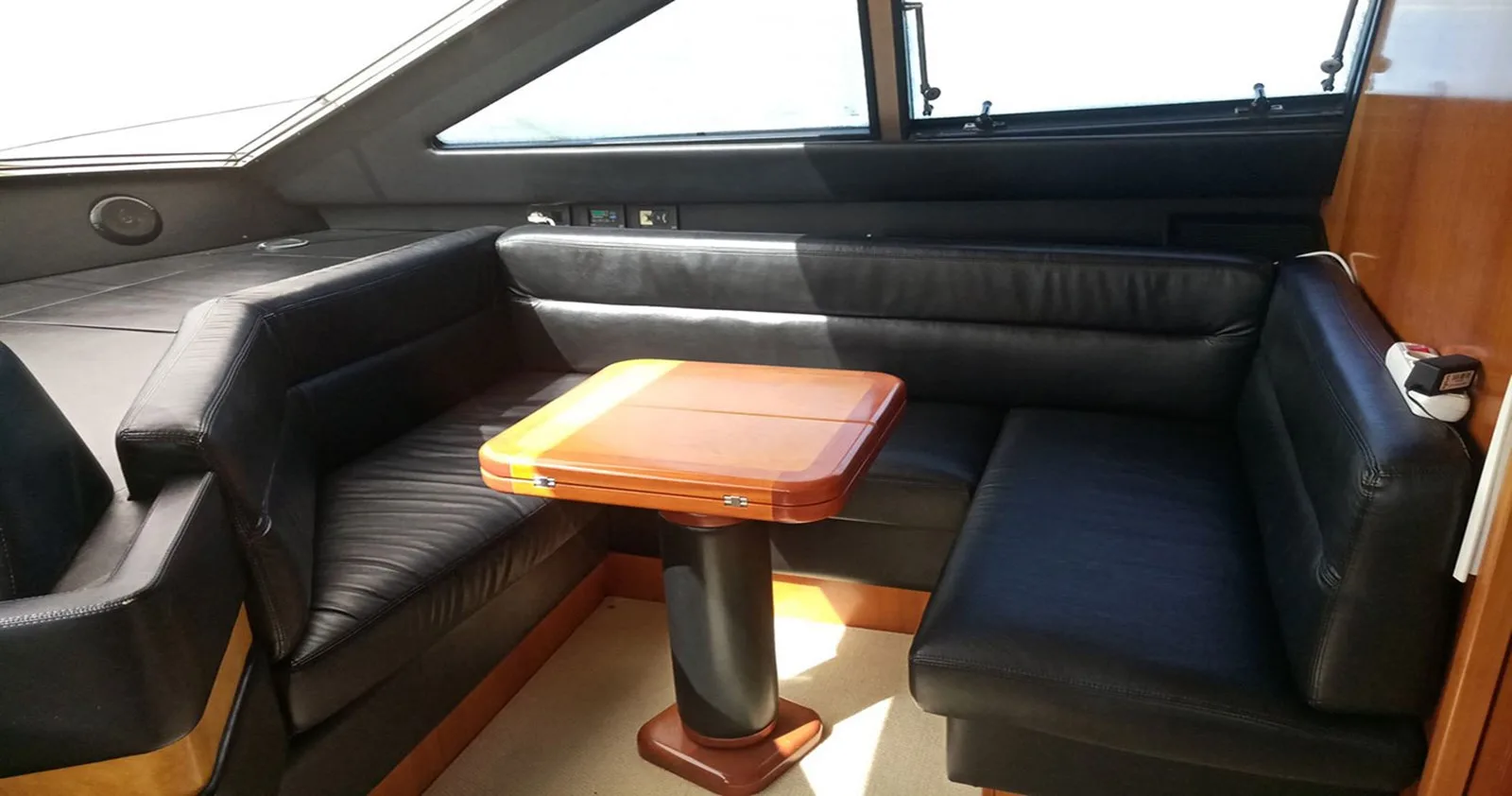 Ferretti Yachts 830