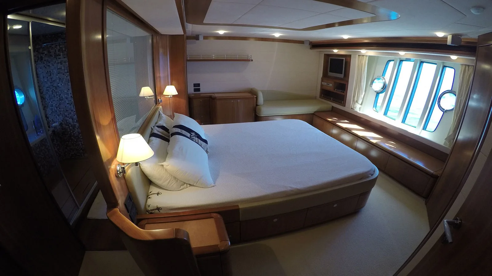 Ferretti Yachts 830