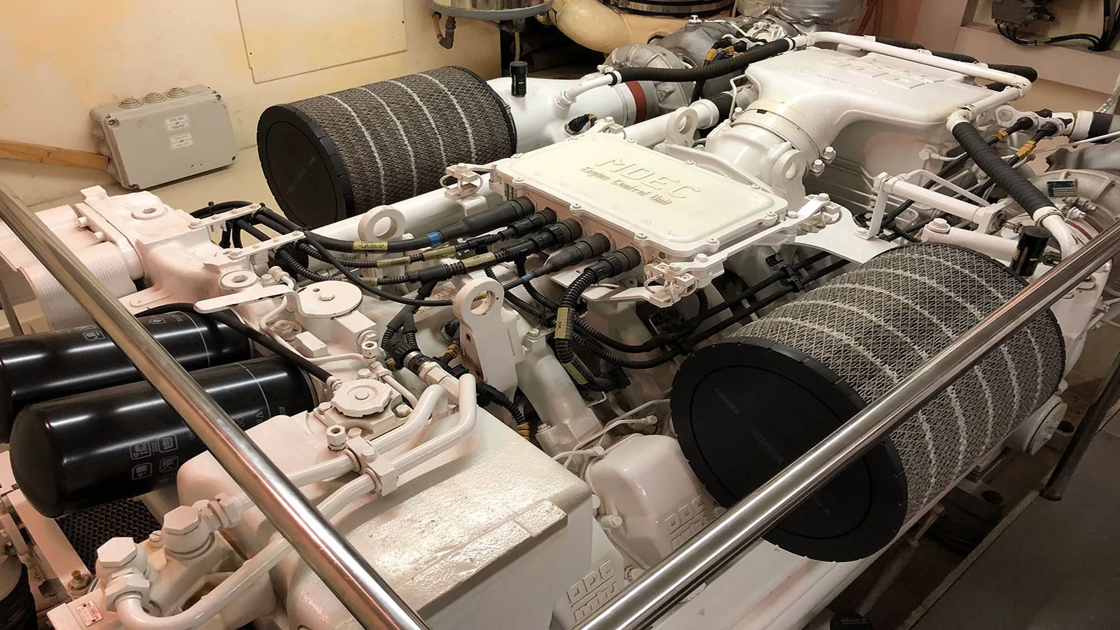 Ferretti Yachts 830