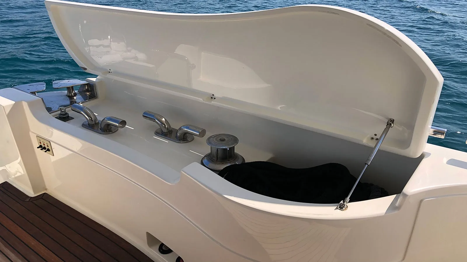 Ferretti Yachts 830