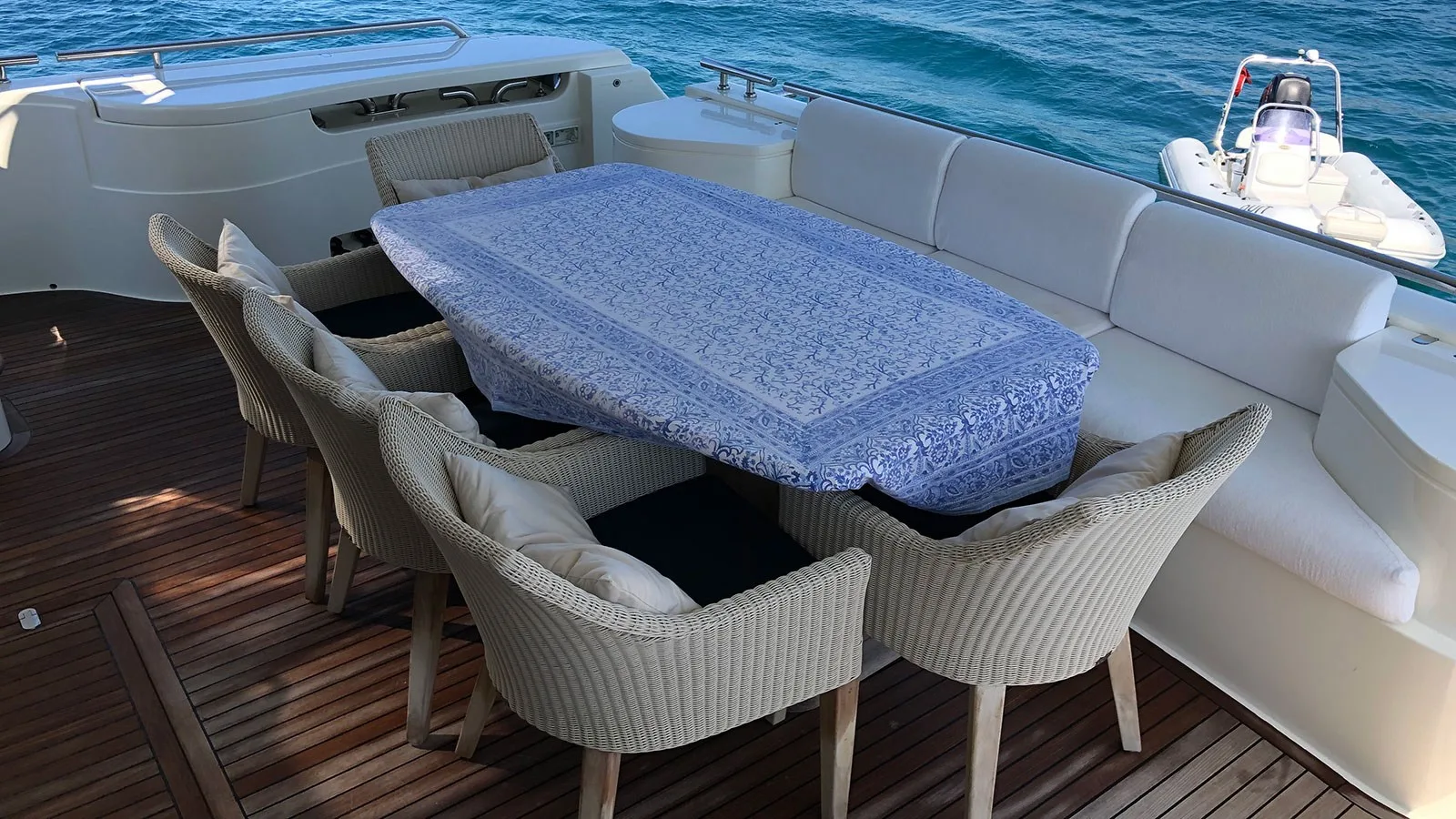 Ferretti Yachts 830