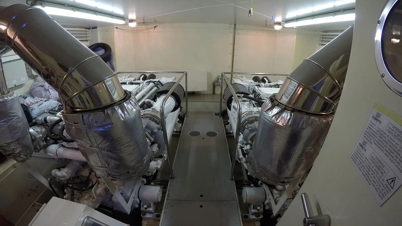 Ferretti Yachts 830