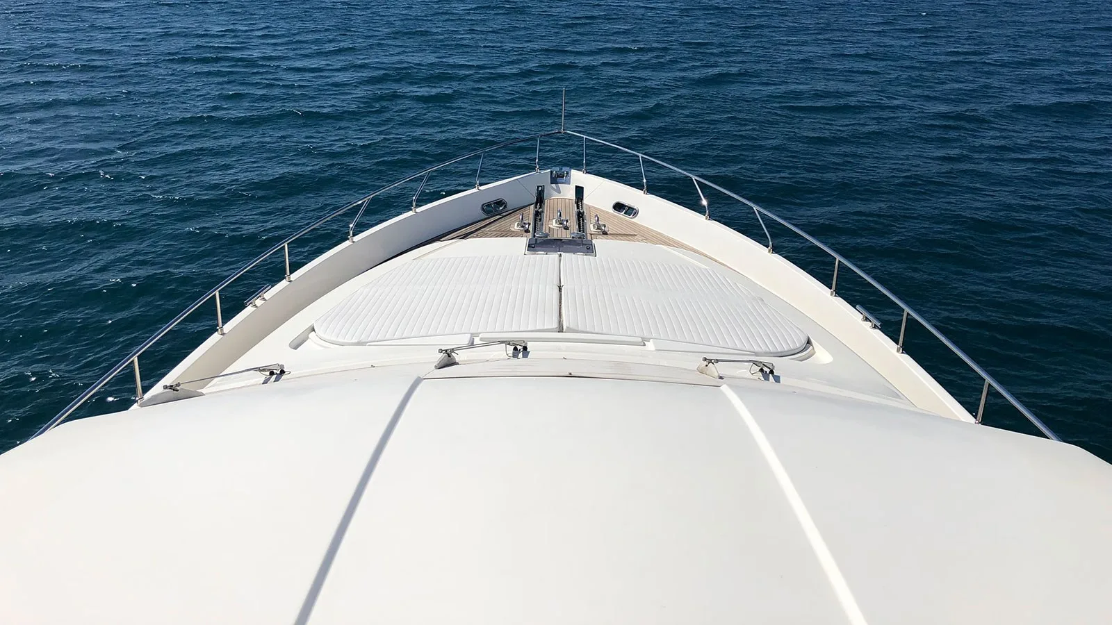 Ferretti Yachts 830