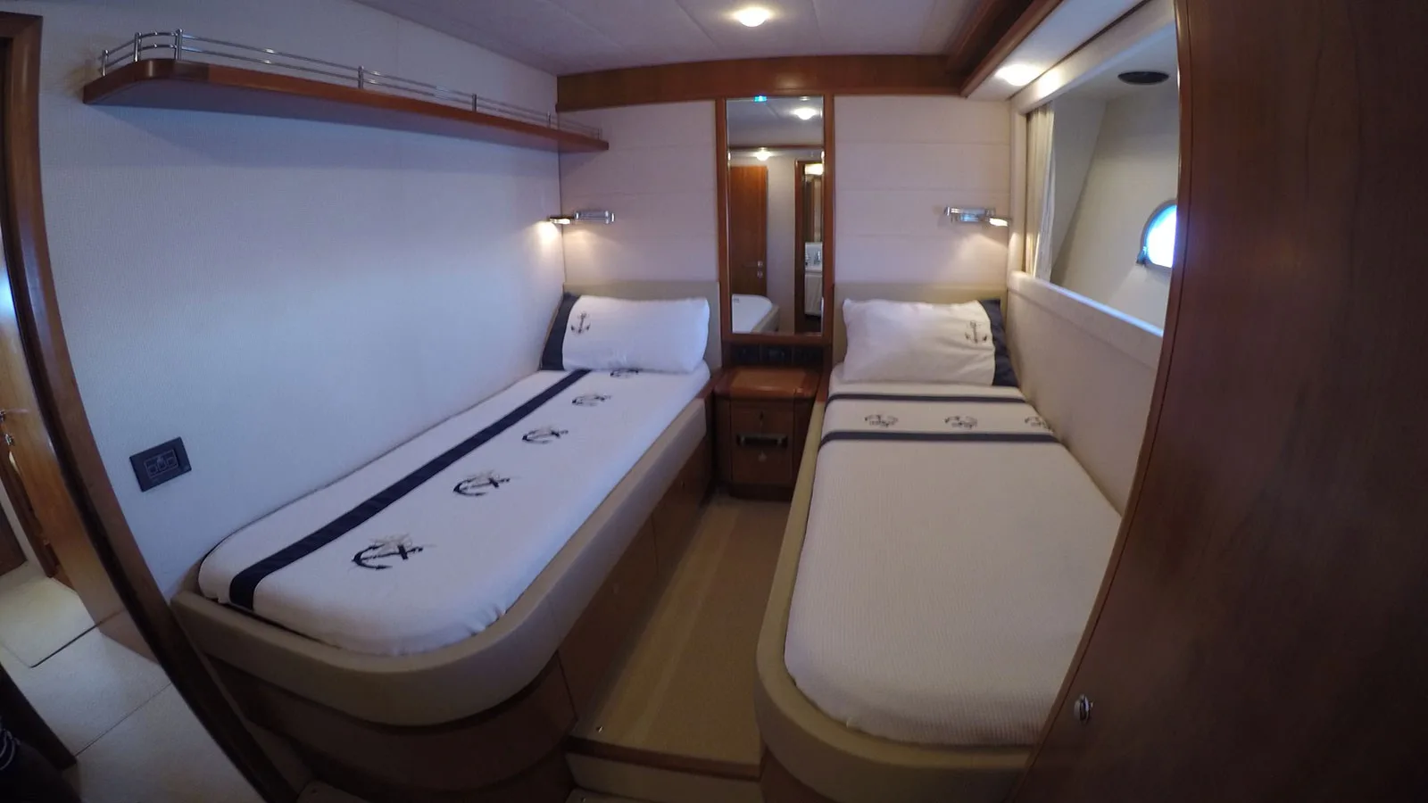 Ferretti Yachts 830