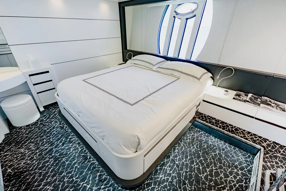 Pershing 80