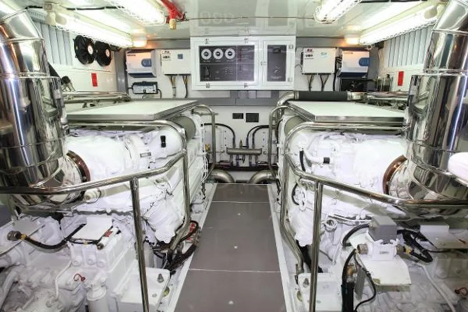 Johnson Skylounge with Hydraulic Platform