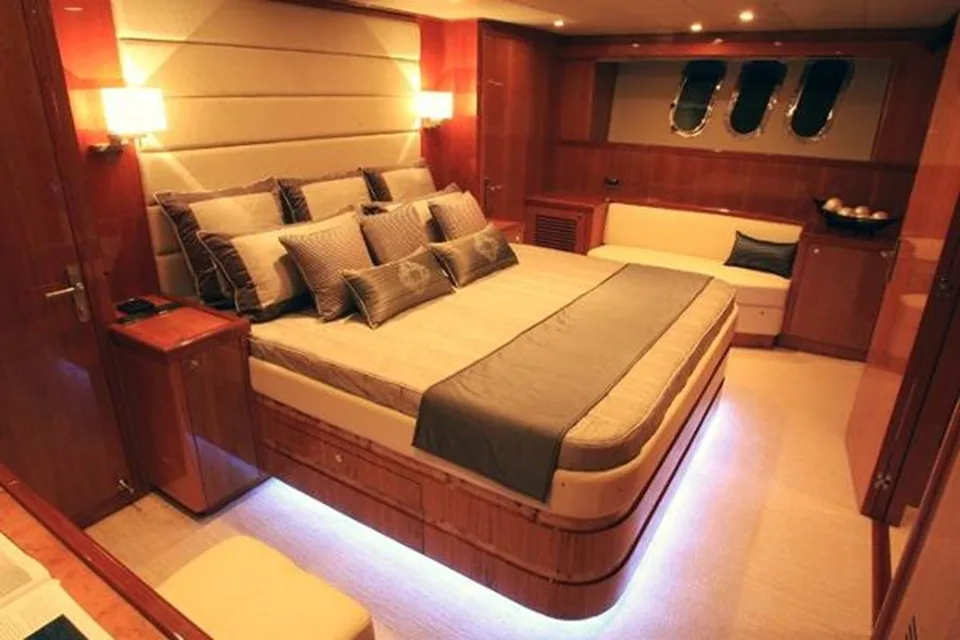 Johnson Skylounge with Hydraulic Platform