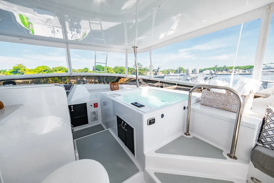 Hatteras Flybridge Motor Yacht