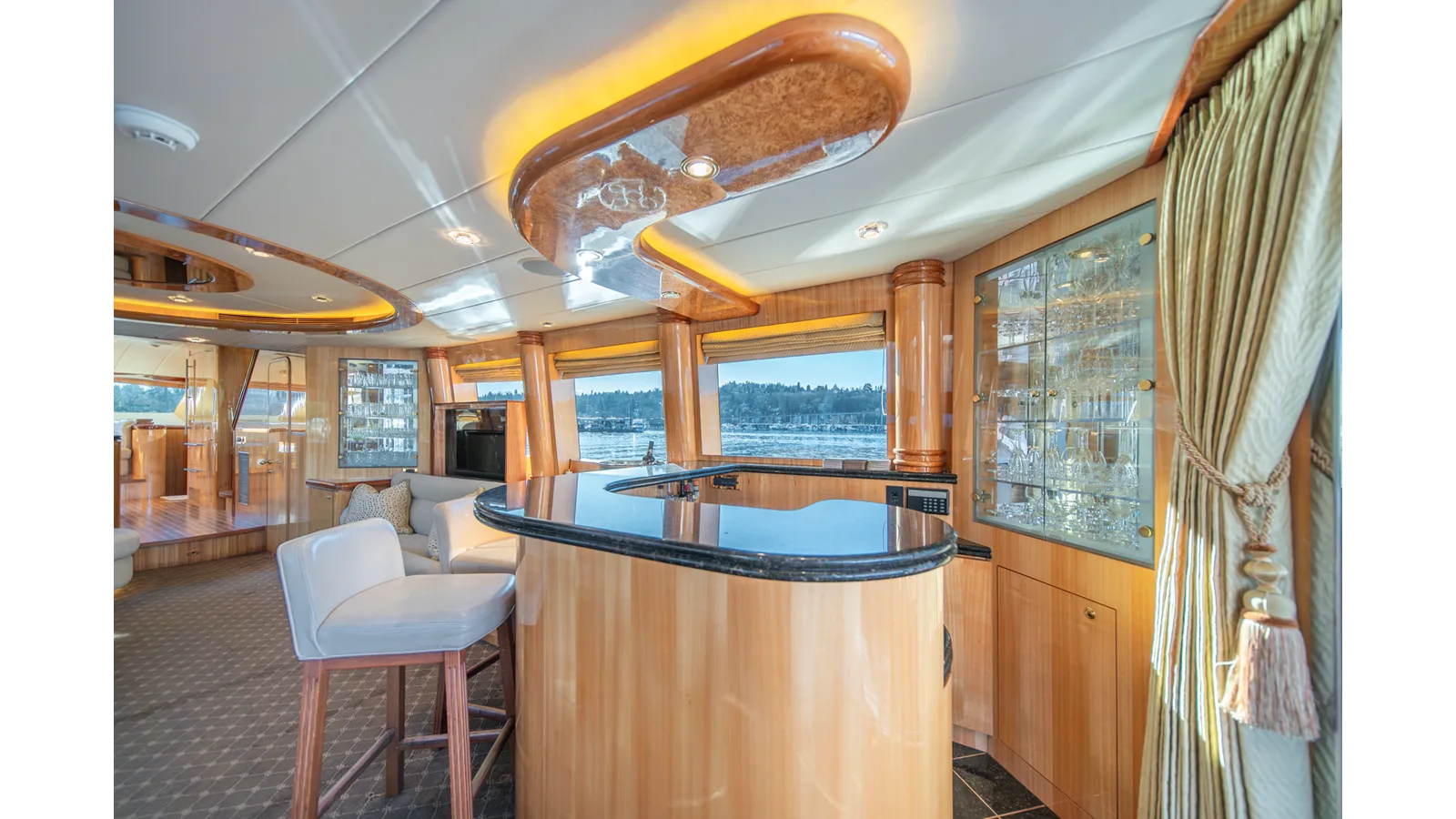 Horizon 82 SkyLounge