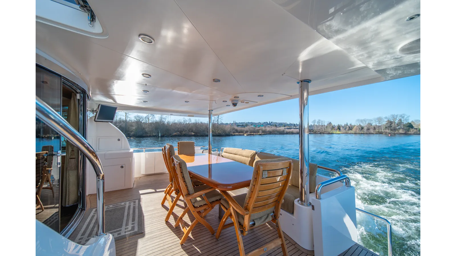 Horizon 82 SkyLounge