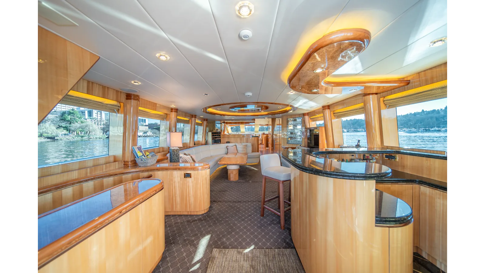 Horizon 82 SkyLounge