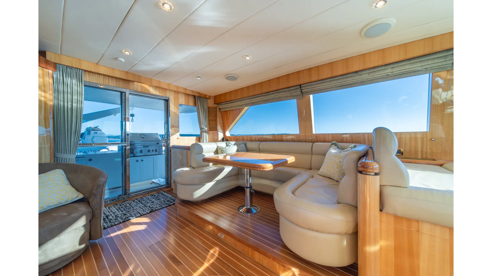 Horizon 82 SkyLounge