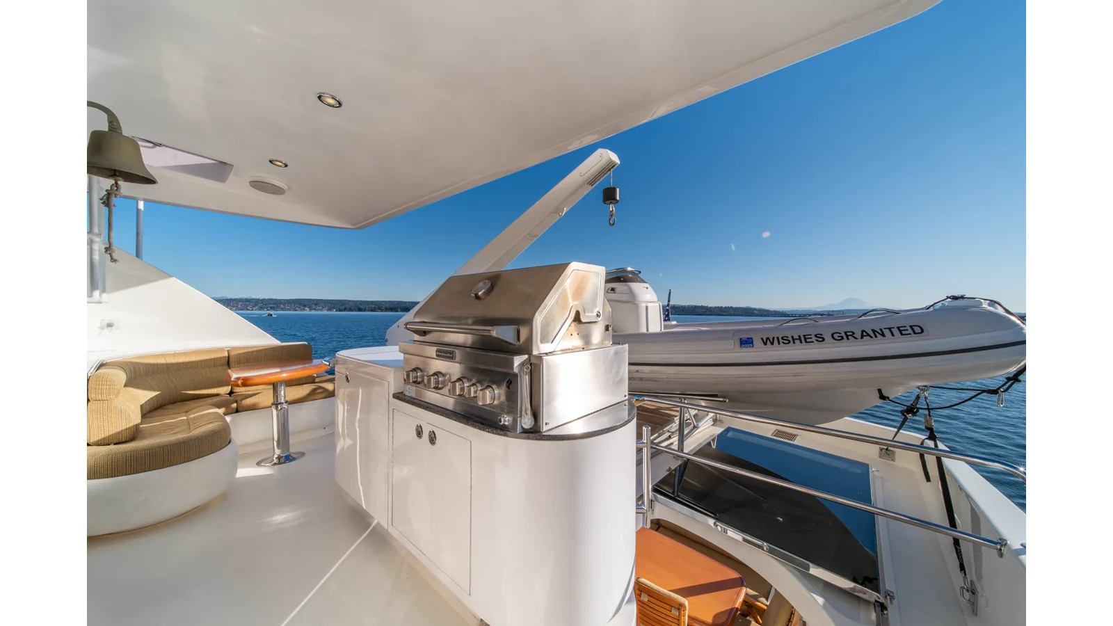 Horizon 82 SkyLounge