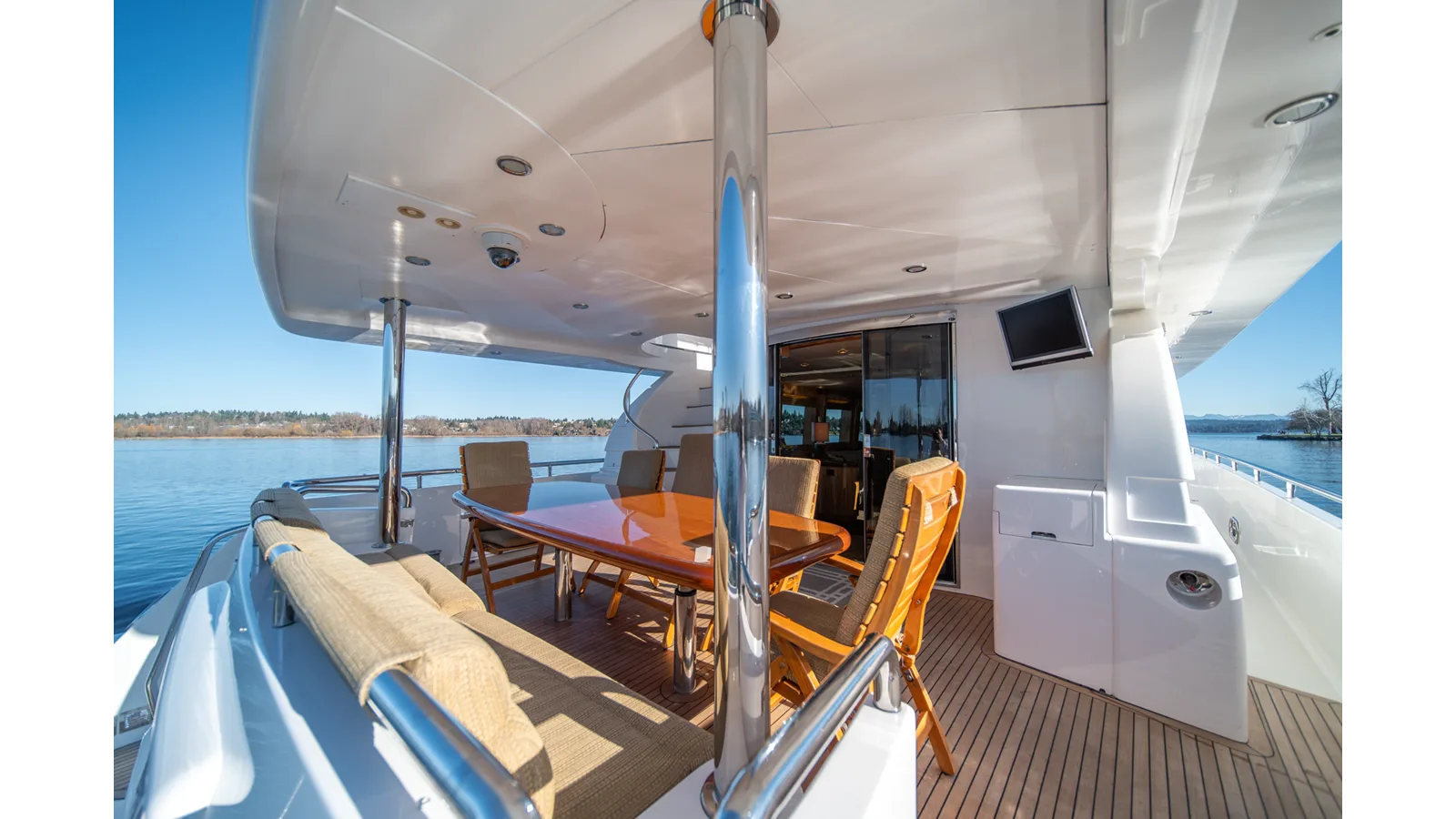 Horizon 82 SkyLounge