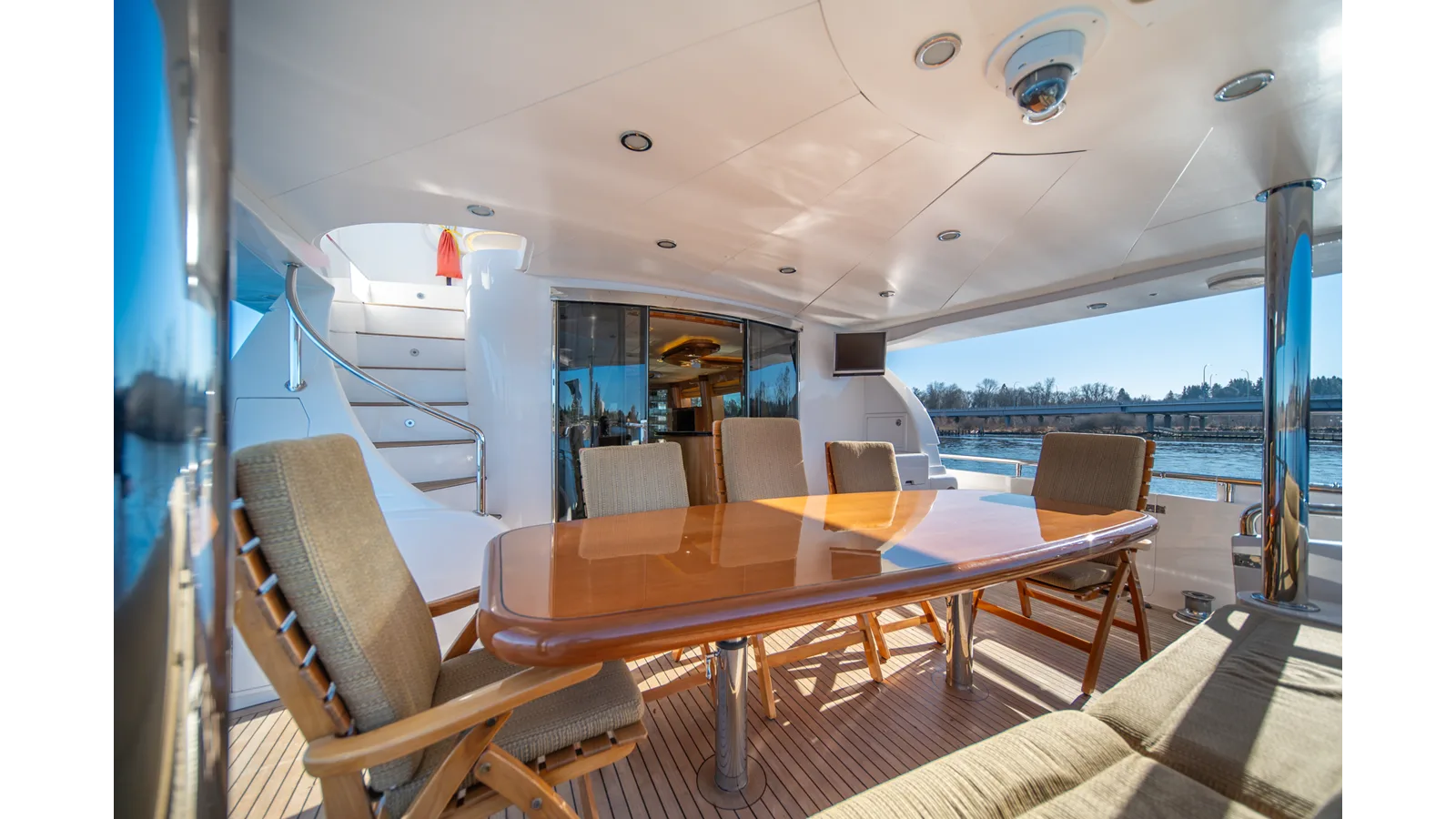Horizon 82 SkyLounge