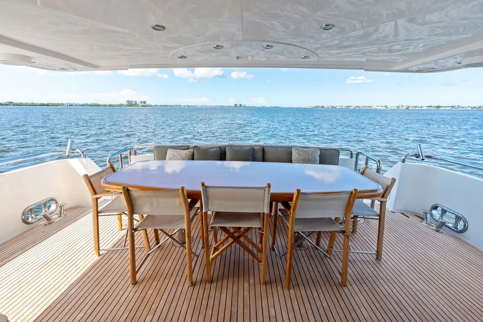 Horizon 82 Skylounge