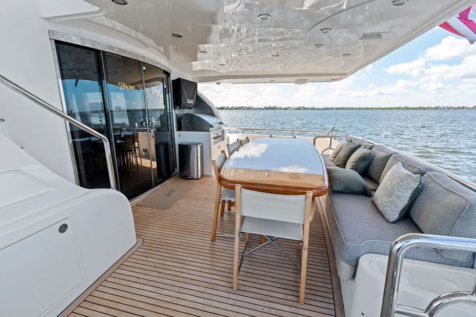 Horizon 82 Skylounge