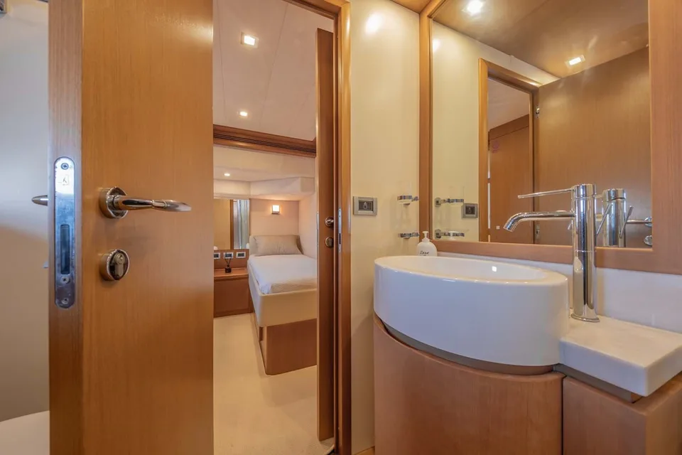 Ferretti Yachts 780