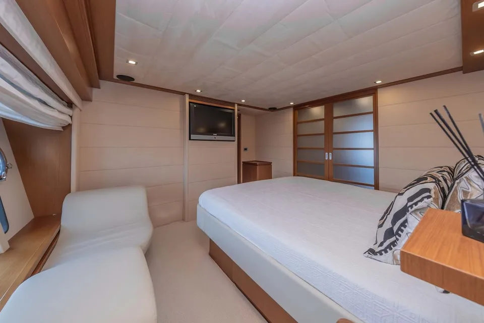 Ferretti Yachts 780