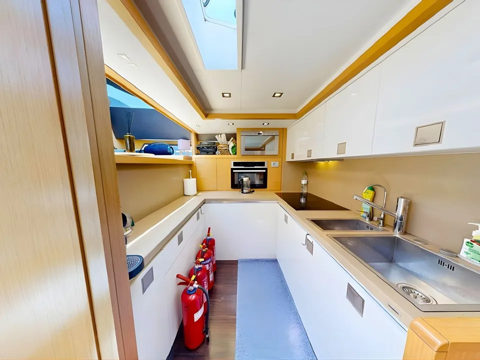 Ferretti Yachts 800