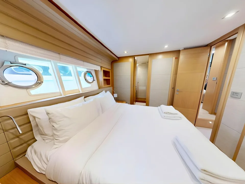 Ferretti Yachts 800