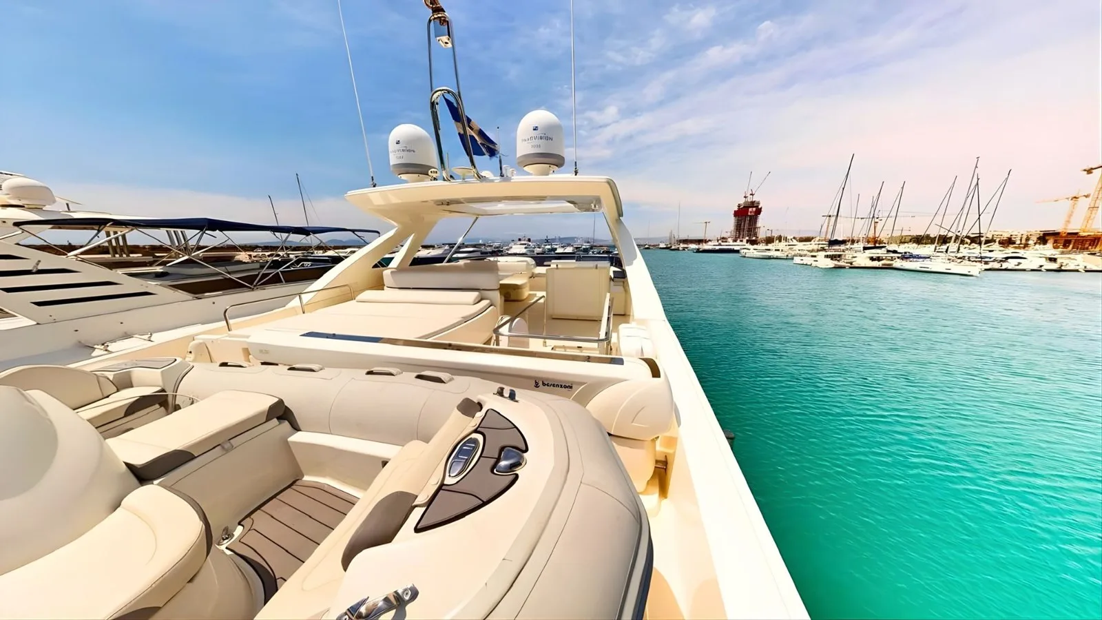 Ferretti Yachts 800
