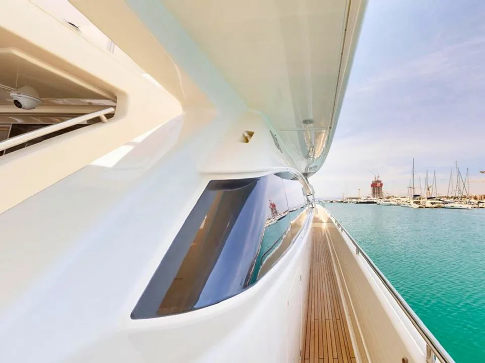 Ferretti Yachts 800