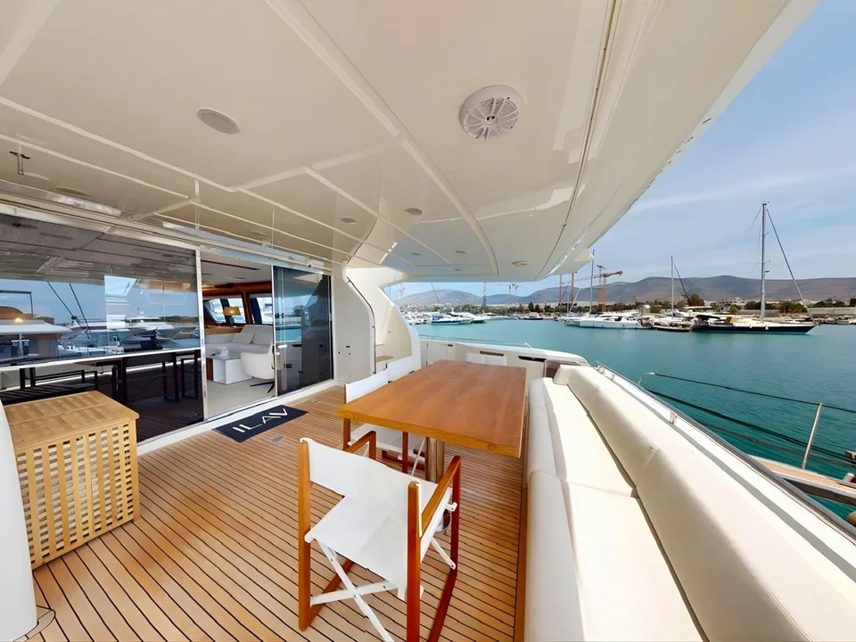 Ferretti Yachts 800