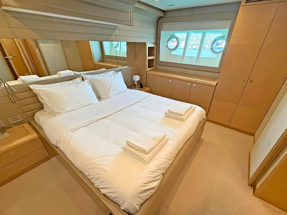 Ferretti Yachts 800