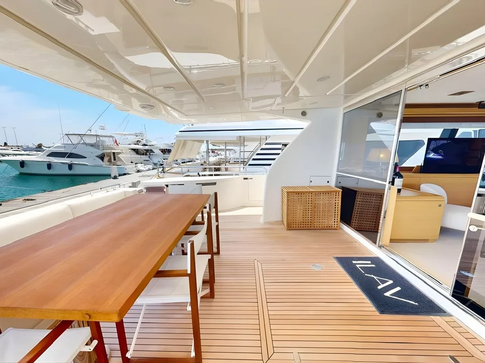 Ferretti Yachts 800