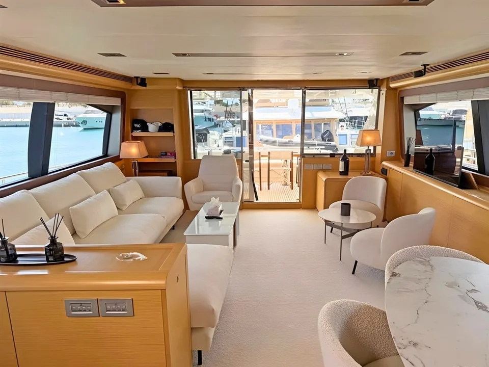 Ferretti Yachts 800
