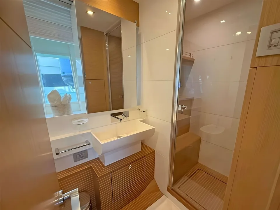 Ferretti Yachts 800
