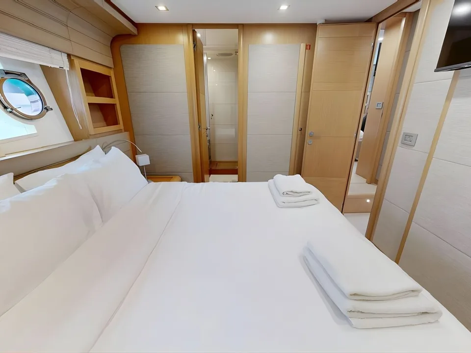 Ferretti Yachts 800