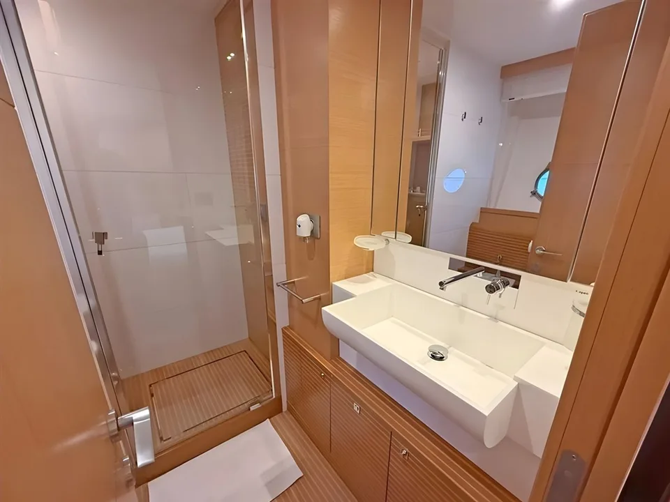 Ferretti Yachts 800