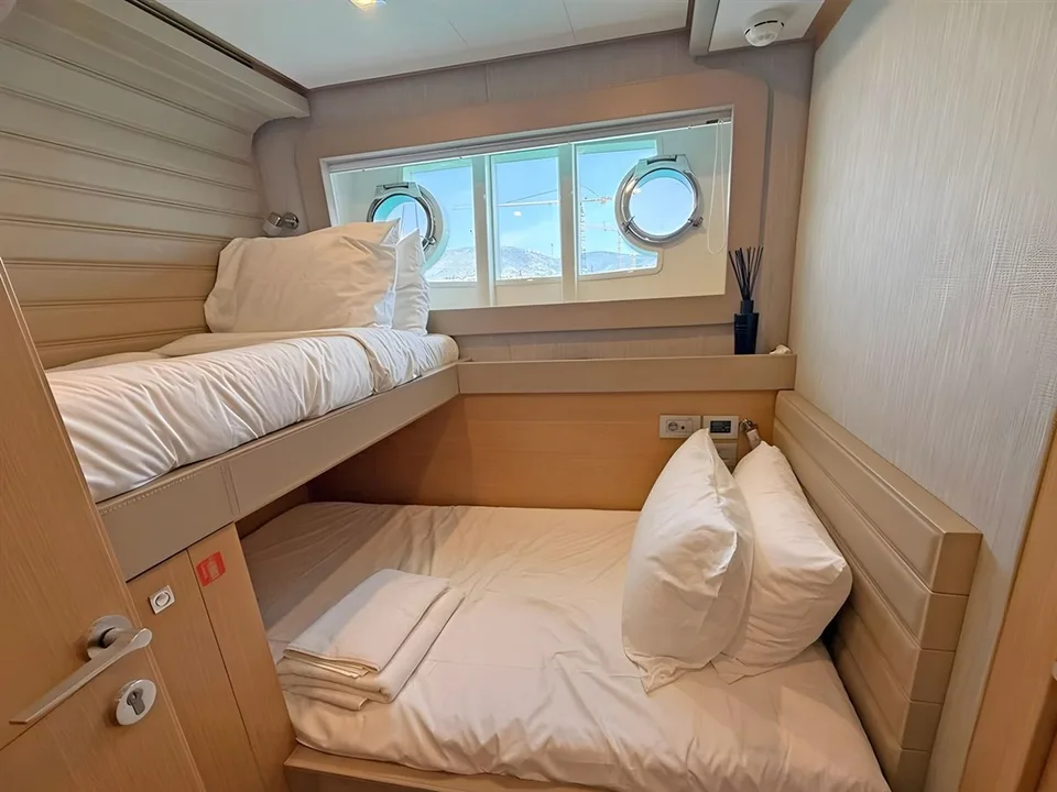 Ferretti Yachts 800