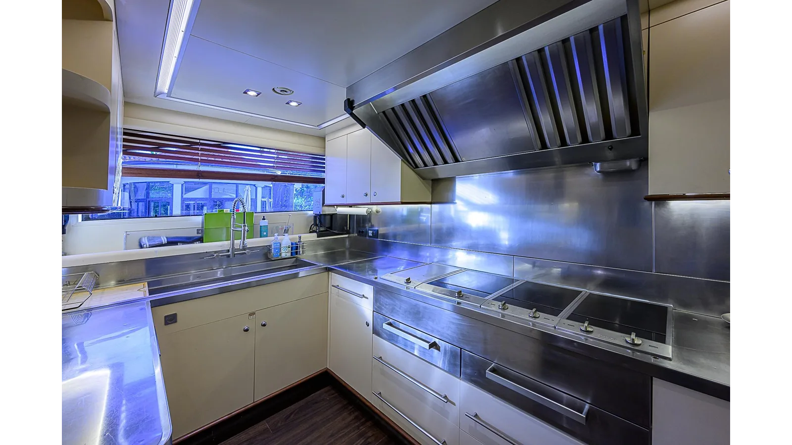 Benetti Vision 145