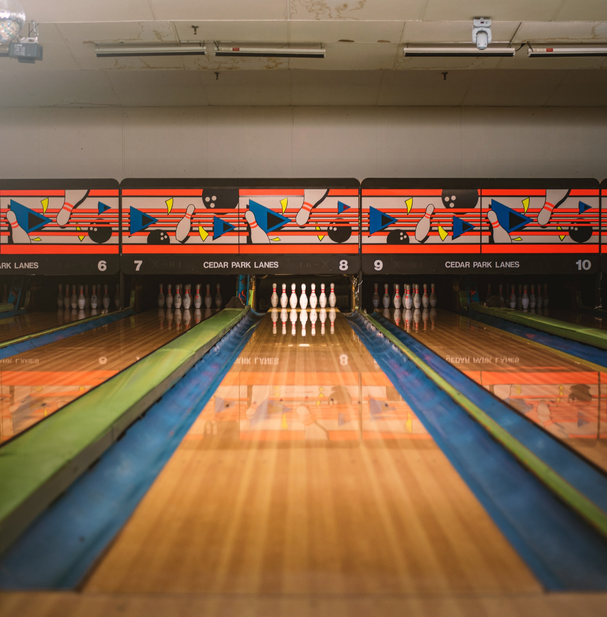 Are bowling lanes flat?