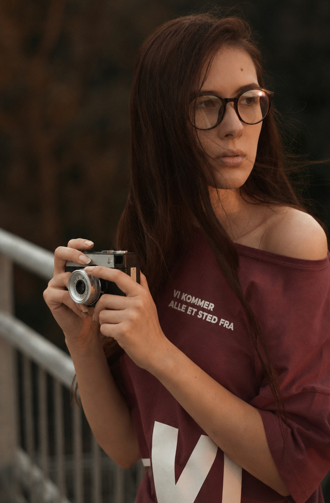 A woman holding a camera - Free Photo on Unsplash