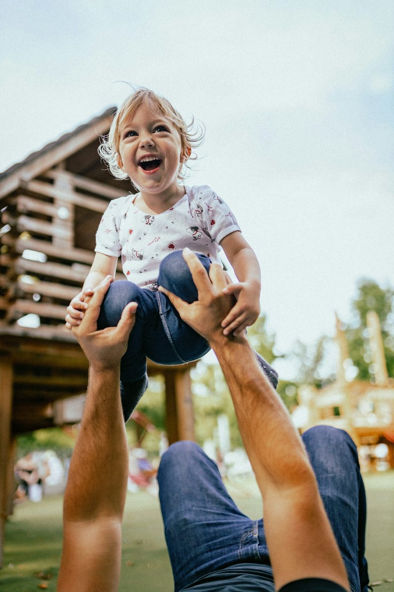 A child on a man's back photo – Free Forest Image on Unsplash