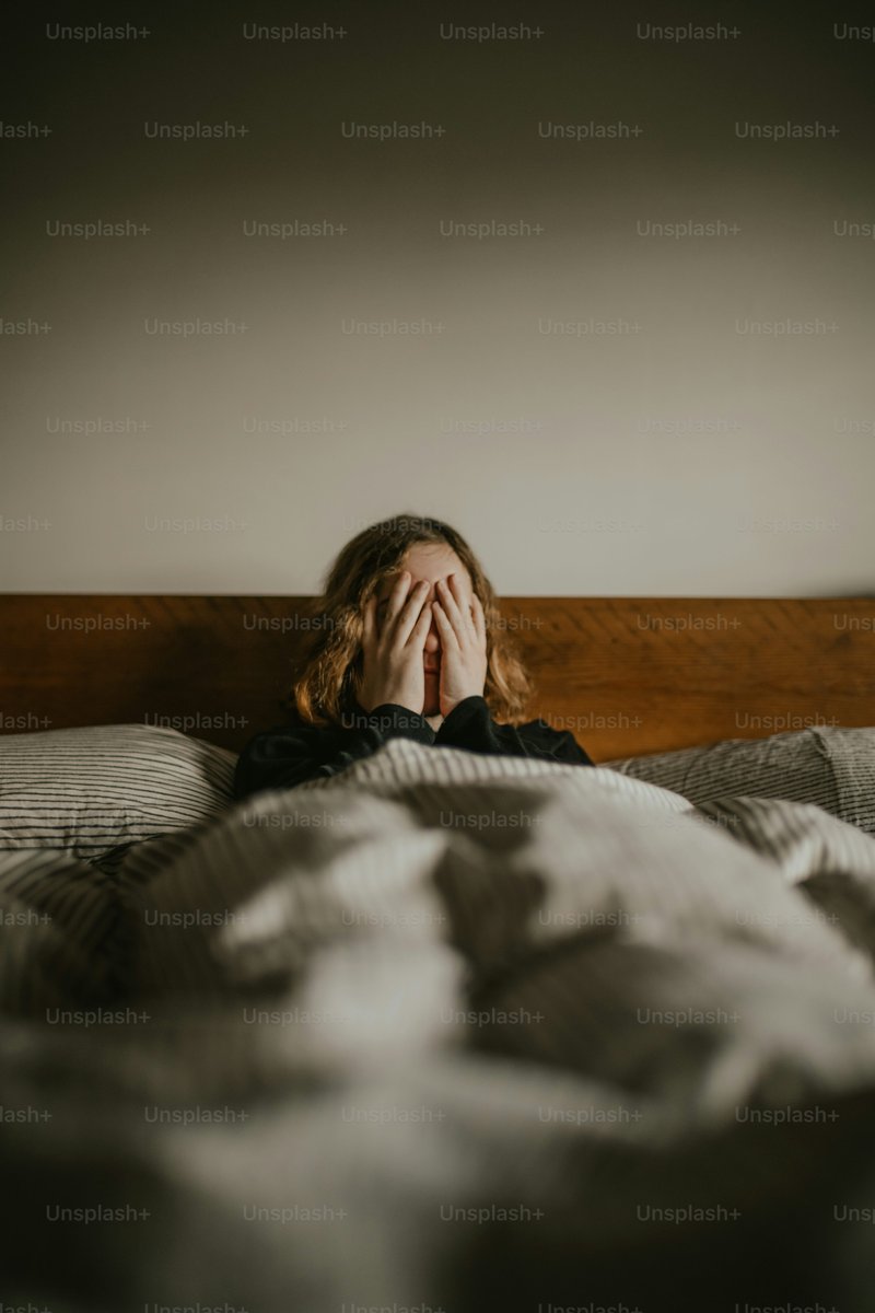 A person lying on a bed photo – Bedroom Image on Unsplash