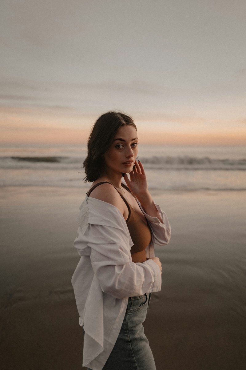 Woman poses on the beach during sunset. photo – Free Woman Image on Unsplash