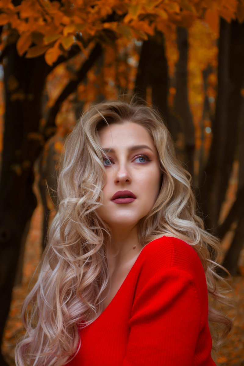 Woman wearing red top photo – Free Woman Image on Unsplash