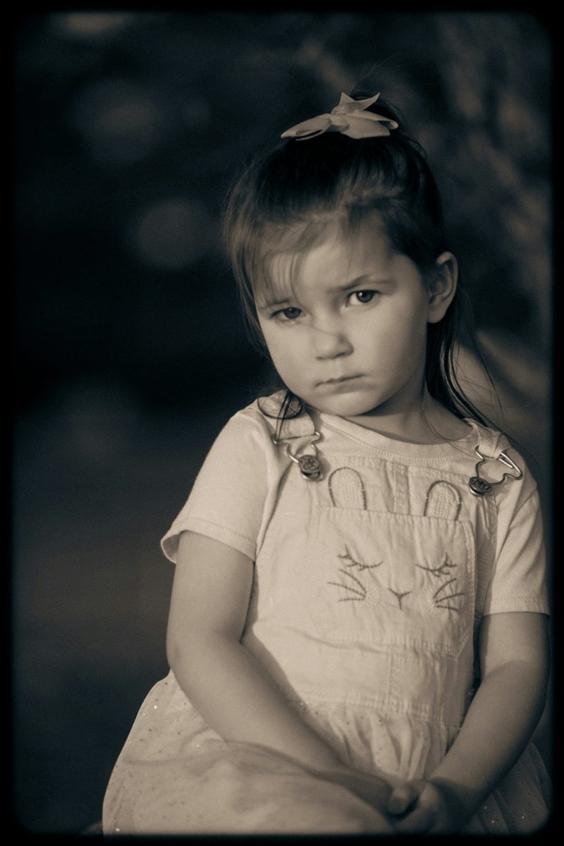 A young girl with a pouty expression photo – Free Girl Image on Unsplash