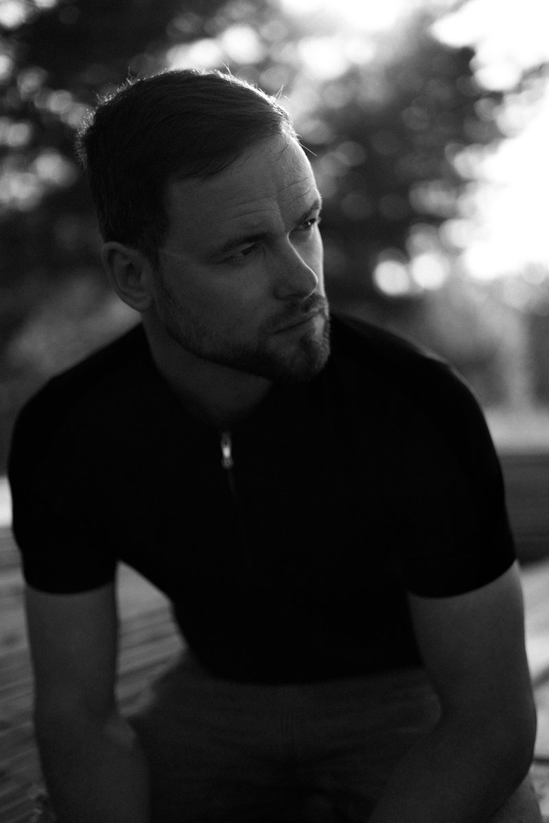 Man in black shirt looking away outdoors photo – Free Portrait Image on Unsplash