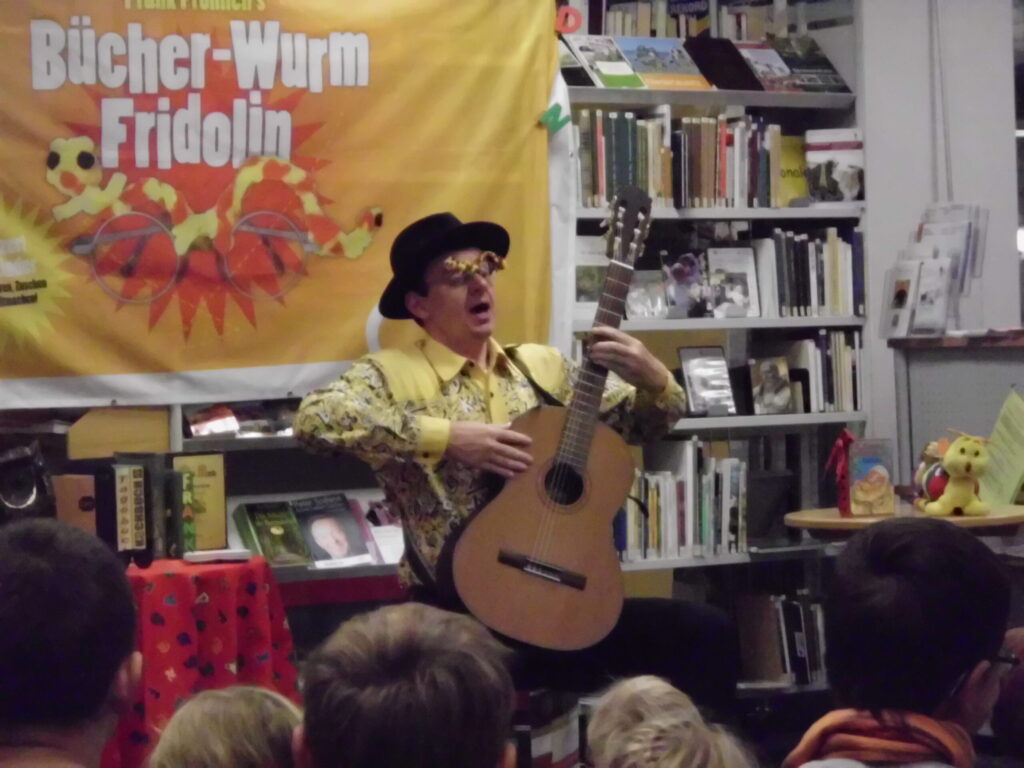 „Bücherwurm Fridolin“ mit dem Musiker Frank Fröhlich